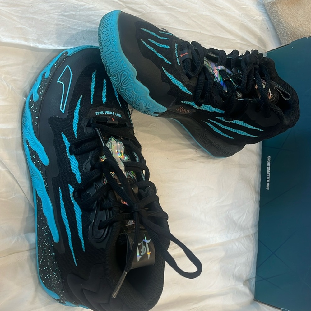Boys lamelo sneakers size 3 trending blue and black with hologram barely worn